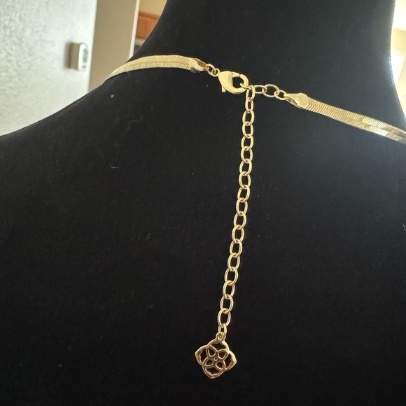 Kendra Scott Kassie Chain Necklace in Gold - Picture 6 of 8
